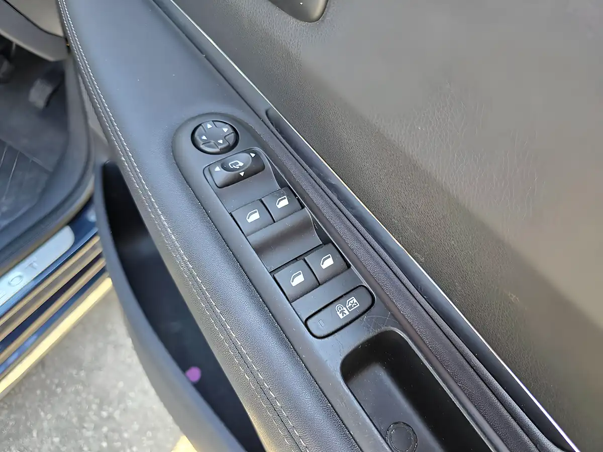 Used 2014 Peugeot 3008 Allure Blue - Interior and Exterior details 16