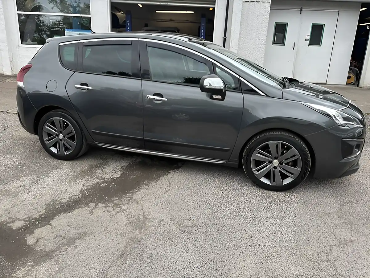 Used 2014 Peugeot 3008 Allure Grey - Interior and Exterior details 2