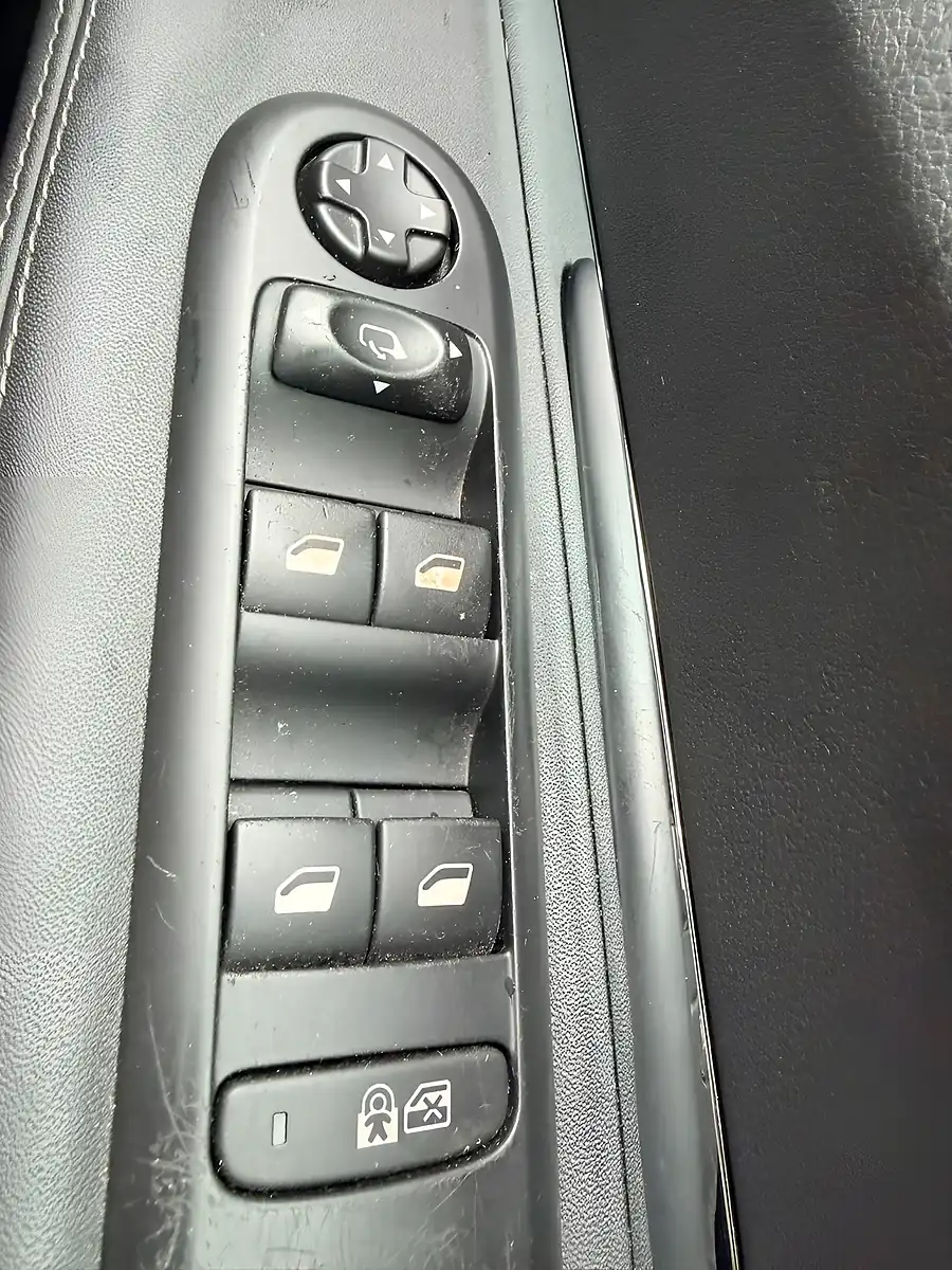 Used 2014 Peugeot 3008 Allure Grey - Interior and Exterior details 12