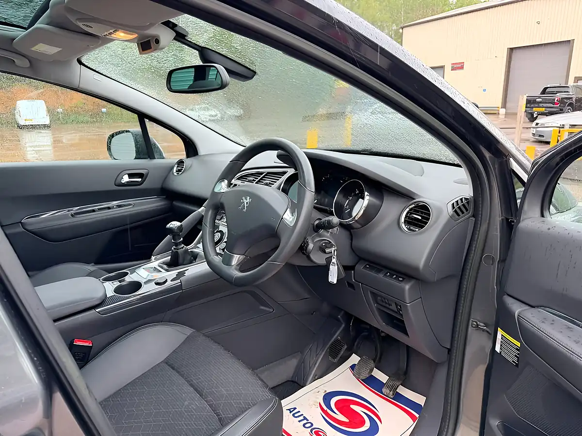 Used 2014 Peugeot 3008 Allure Grey - Interior and Exterior details 14