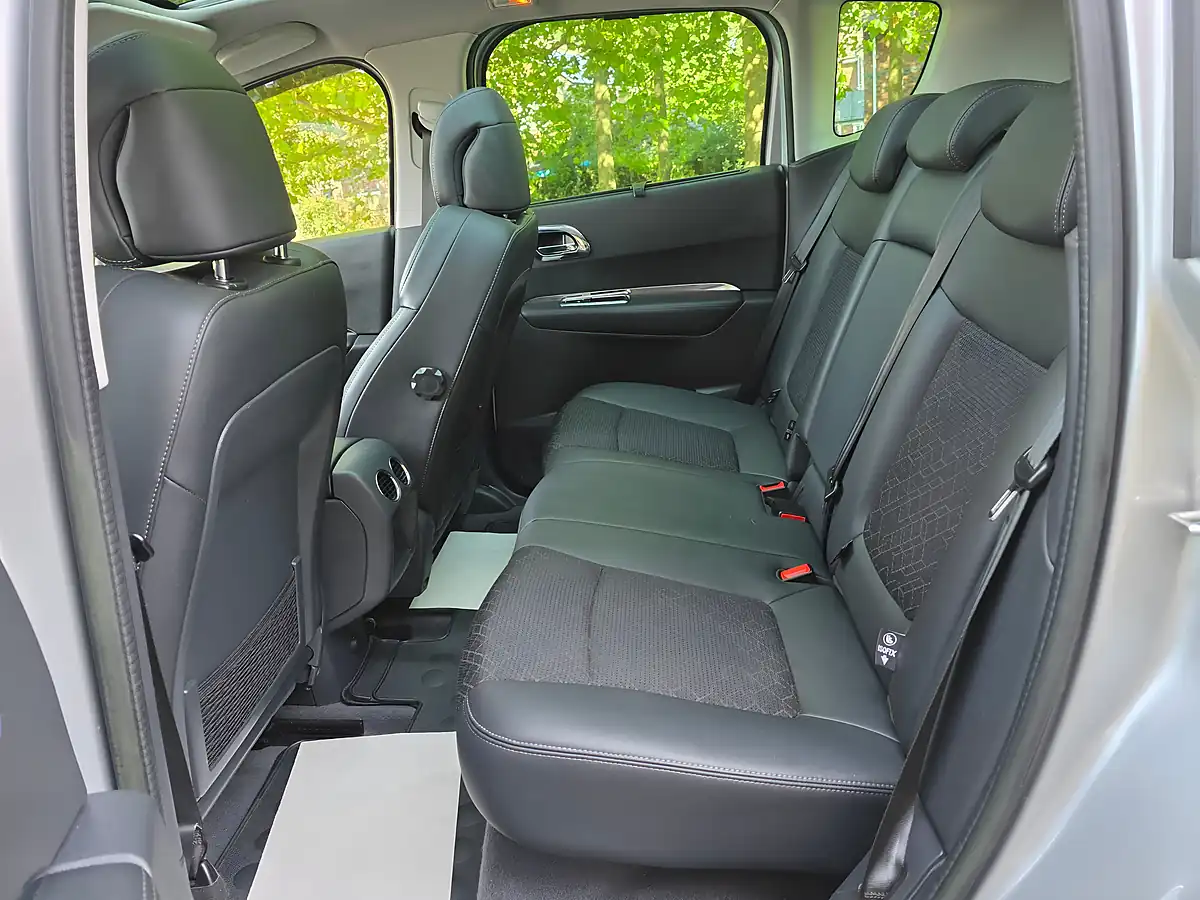 Used 2014 Peugeot 3008 Allure Silver - Interior and Exterior details 10