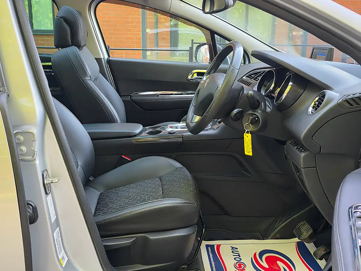 Used 2014 Peugeot 3008 Allure Silver - Interior and Exterior details 13