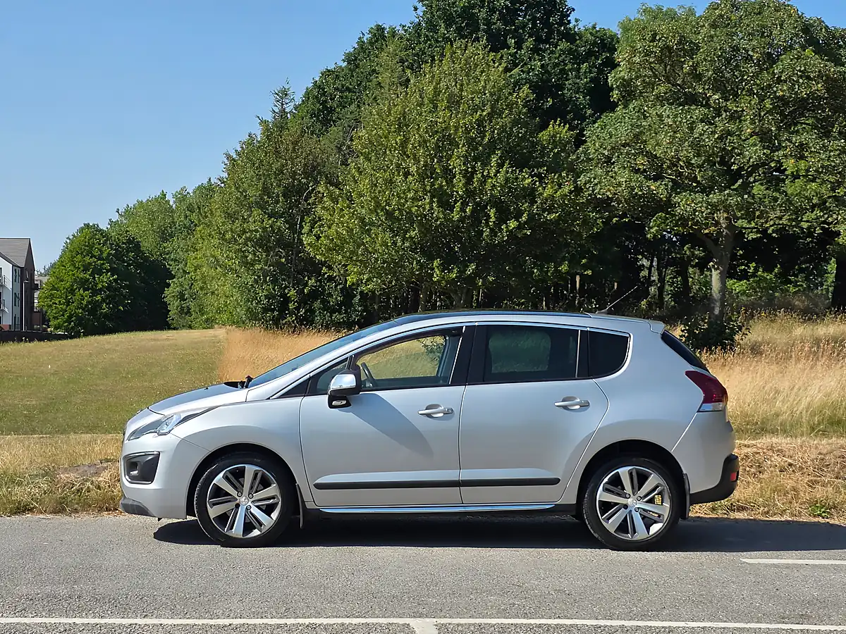 Used 2014 Peugeot 3008 Allure Silver - Interior and Exterior details 4