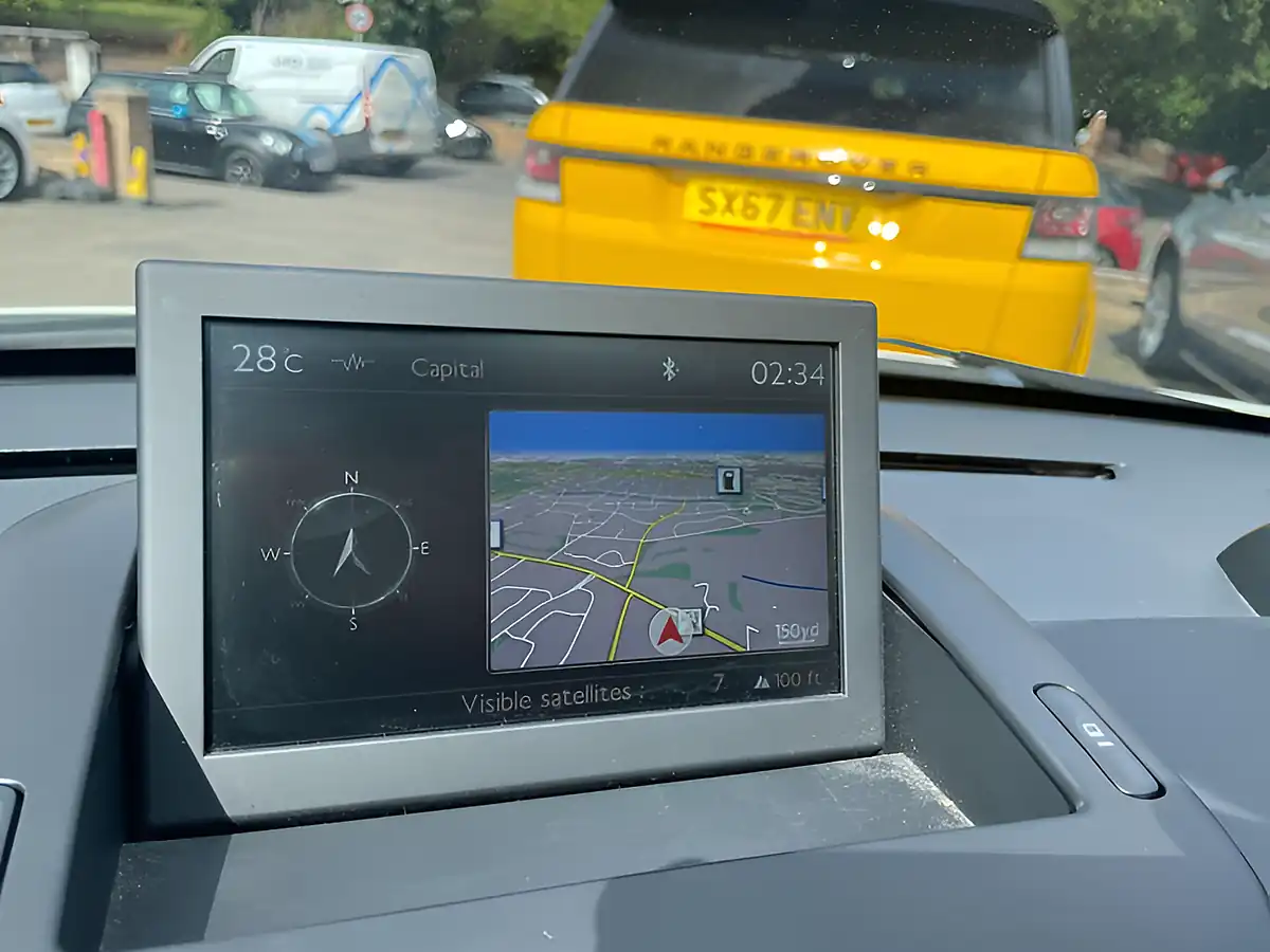 Used 2014 Peugeot 3008 Crossway White - Interior and Exterior details 16