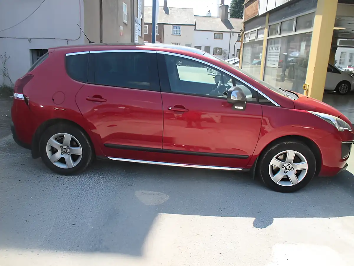 Used 2014 Peugeot 3008 Red - Interior and Exterior details 5