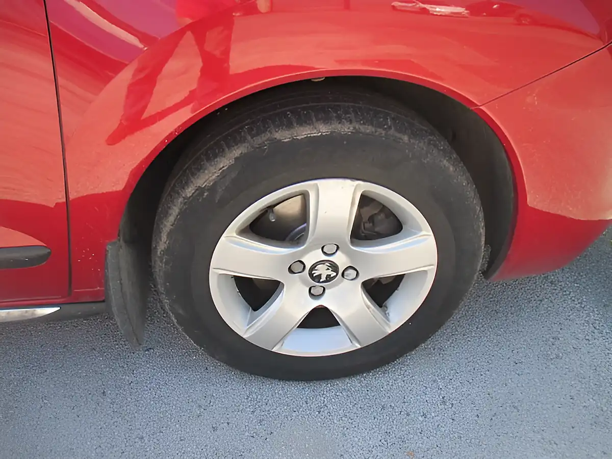 Used 2014 Peugeot 3008 Red - Interior and Exterior details 7