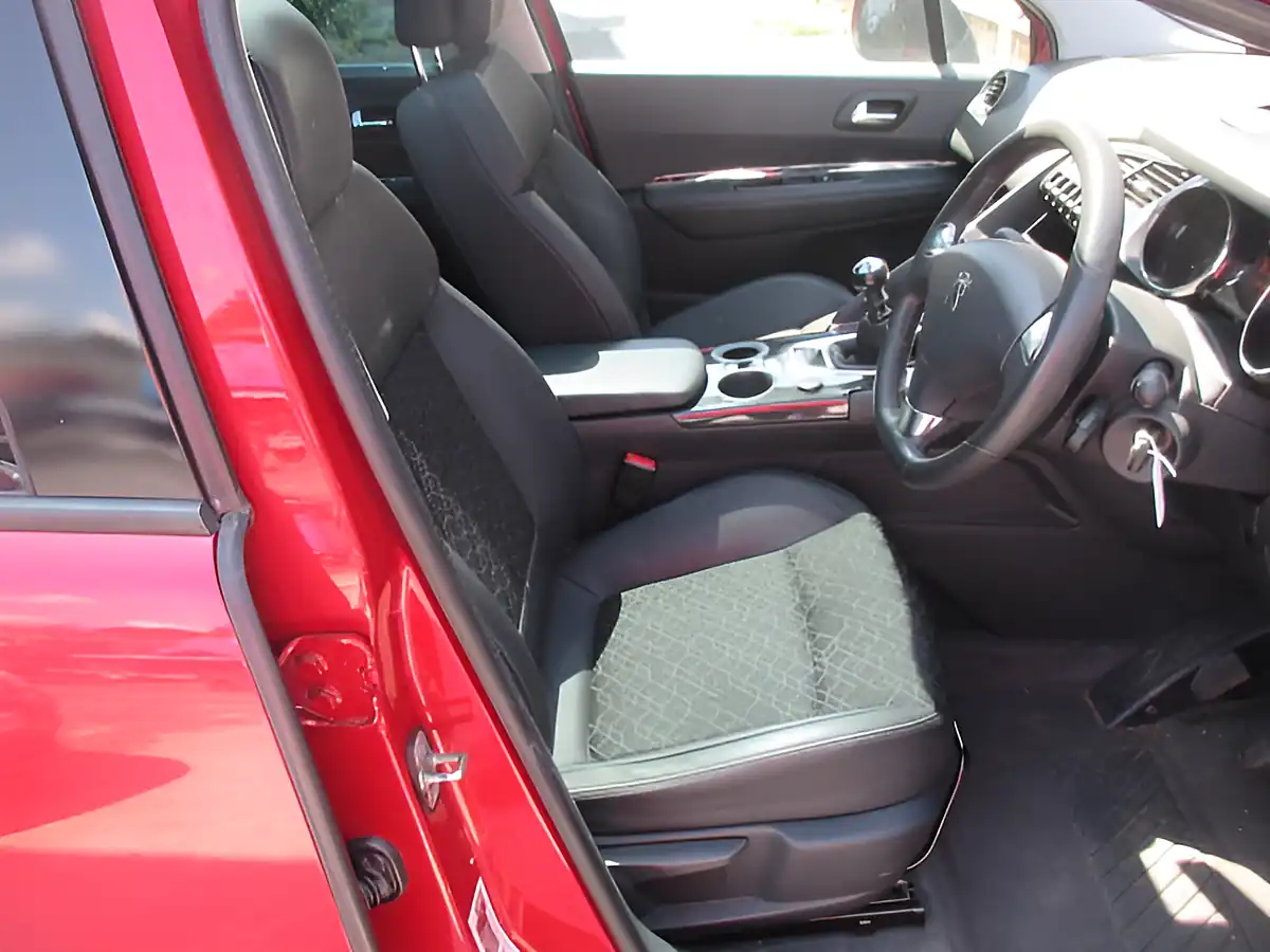 Used 2014 Peugeot 3008 Red - Interior and Exterior details 8