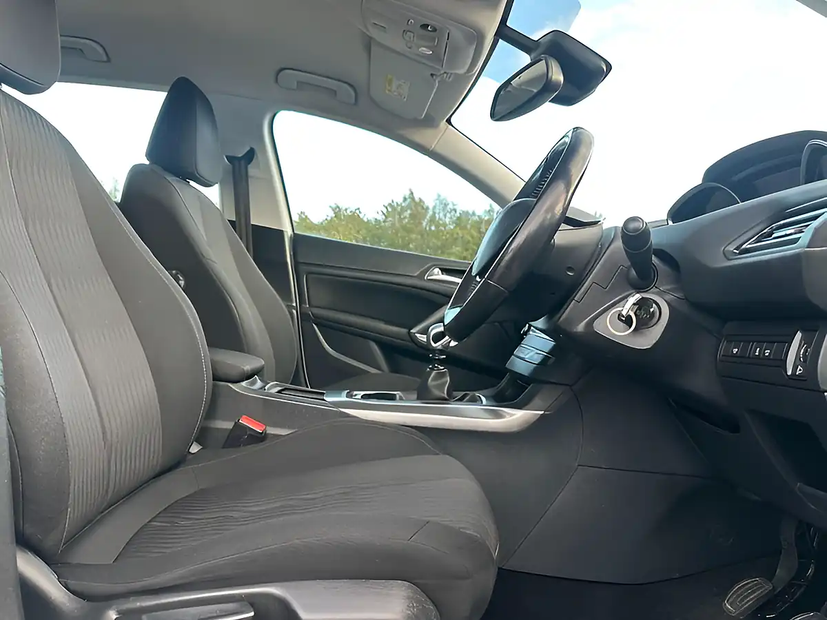 Used 2014 Peugeot 308 Active White - Interior and Exterior details 6