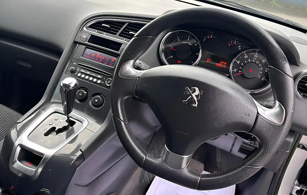 Used 2014 Peugeot 5008 Active Silver - Interior and Exterior details 15