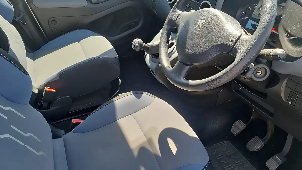 Used 2014 Peugeot Horizon S Silver - Interior and Exterior details 16