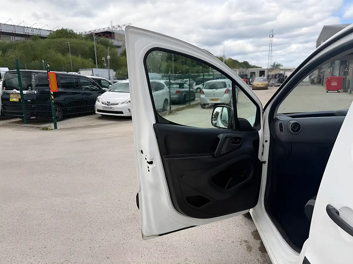 Used 2014 Peugeot Partner 625 Professional L1 White - Interior and Exterior details 10