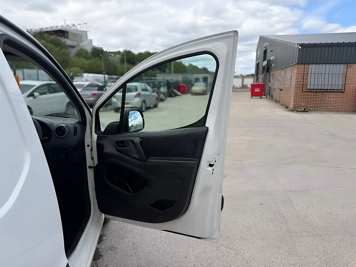 Used 2014 Peugeot Partner 625 Professional L1 White - Interior and Exterior details 11