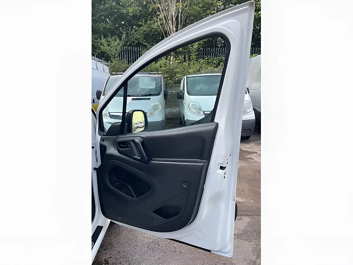 Used 2014 Peugeot Partner 850 S White - Interior and Exterior details 16