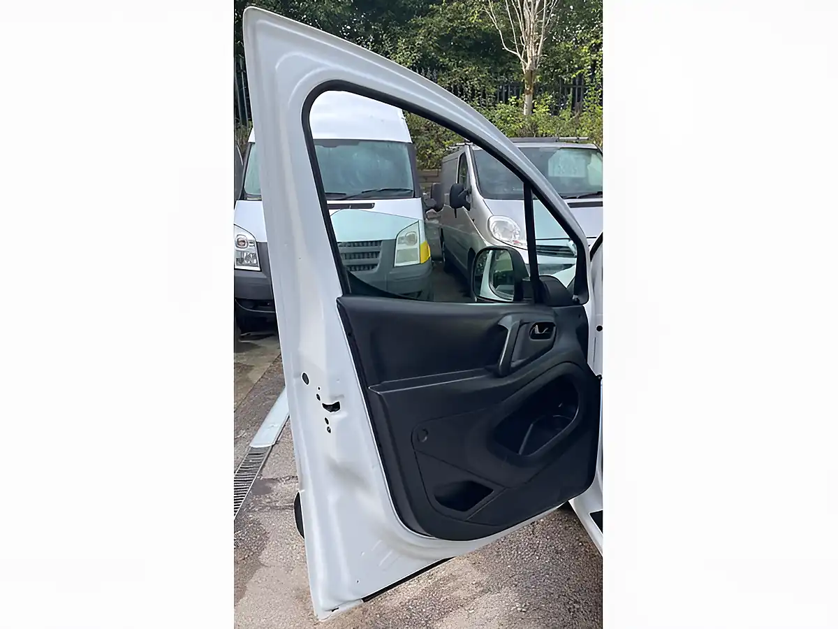 Used 2014 Peugeot Partner 850 S White - Interior and Exterior details 19