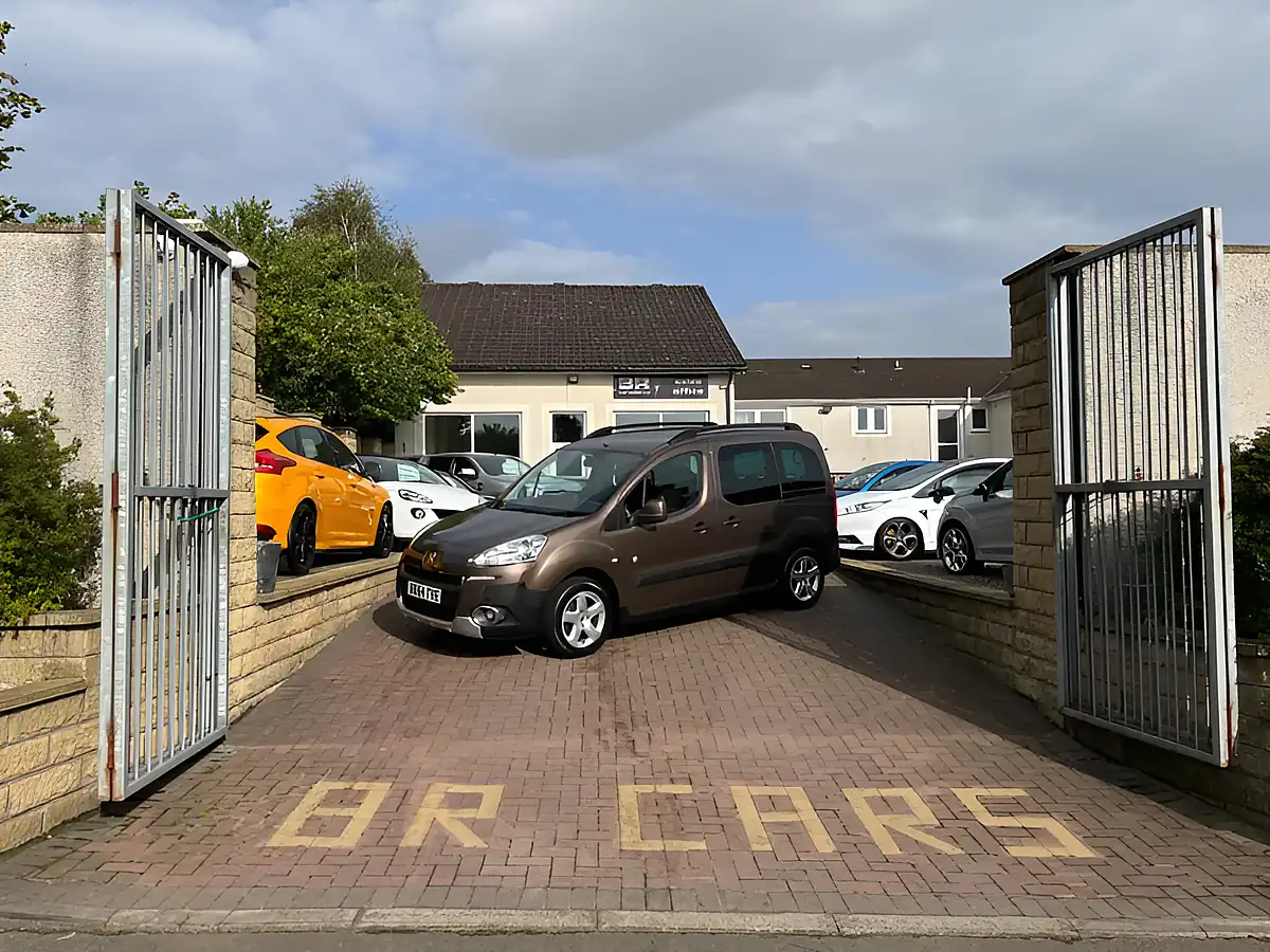Used 2014 Peugeot Partner Tepee Outdoor Brown - Interior and Exterior details 3