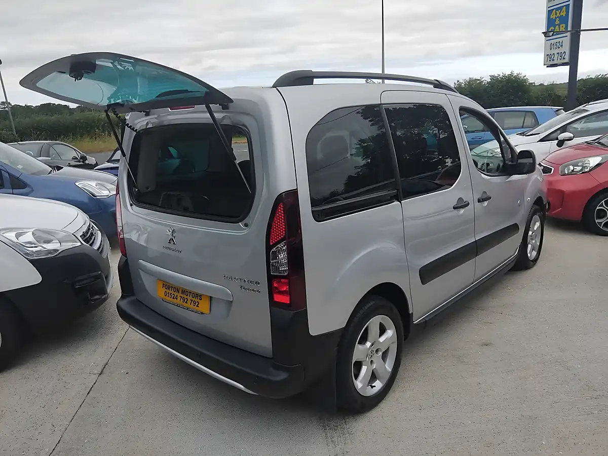 Used 2014 Peugeot Partner Tepee Outdoor Silver - Interior and Exterior details 10