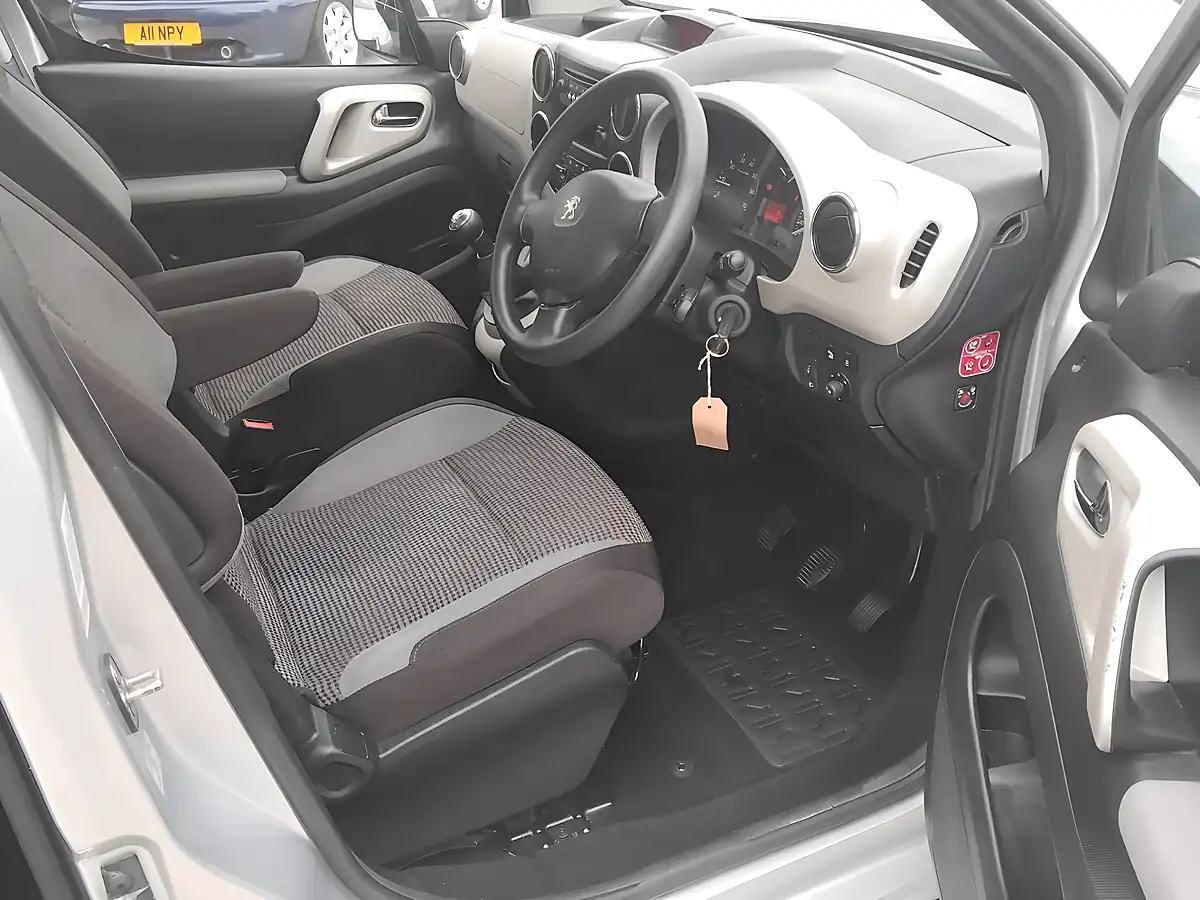Used 2014 Peugeot Partner Tepee Outdoor Silver - Interior and Exterior details 11