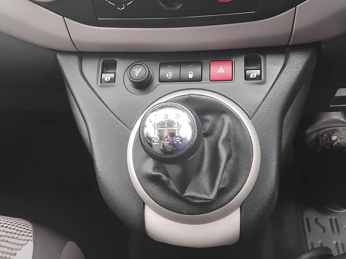 Used 2014 Peugeot Partner Tepee Outdoor Silver - Interior and Exterior details 15