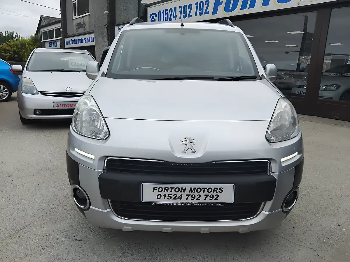 Used 2014 Peugeot Partner Tepee Outdoor Silver - Interior and Exterior details 3
