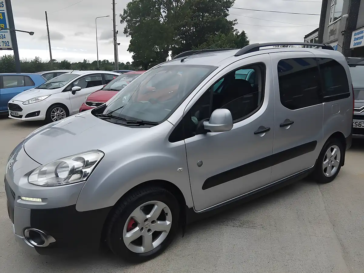 Used 2014 Peugeot Partner Tepee Outdoor Silver - Interior and Exterior details 4