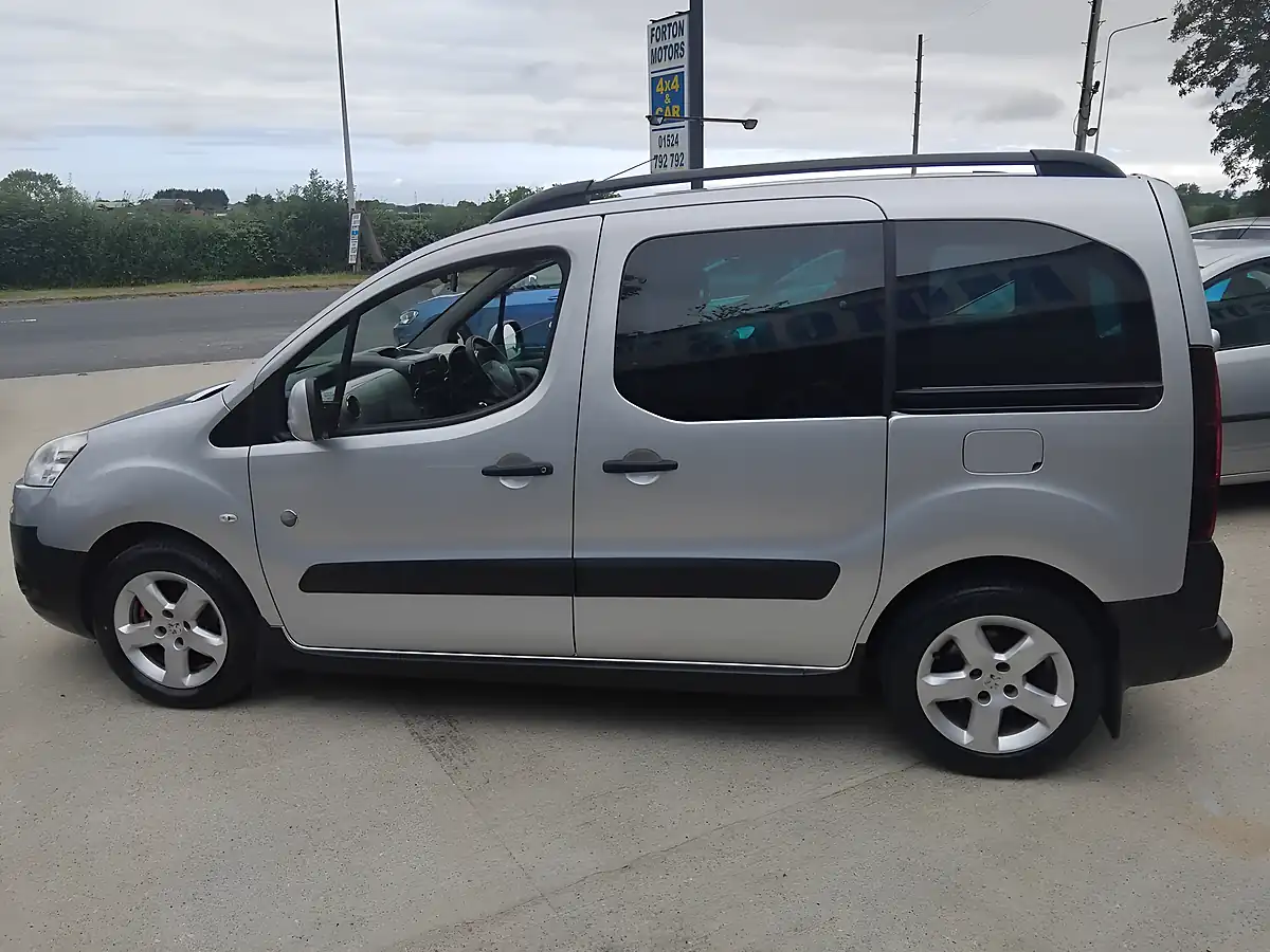 Used 2014 Peugeot Partner Tepee Outdoor Silver - Interior and Exterior details 5