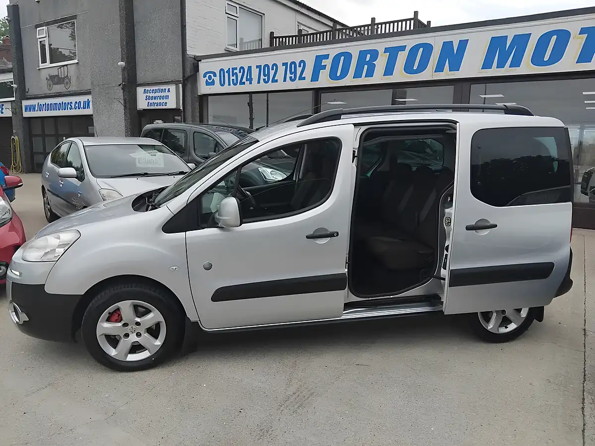 Used 2014 Peugeot Partner Tepee Outdoor Silver - Interior and Exterior details 9