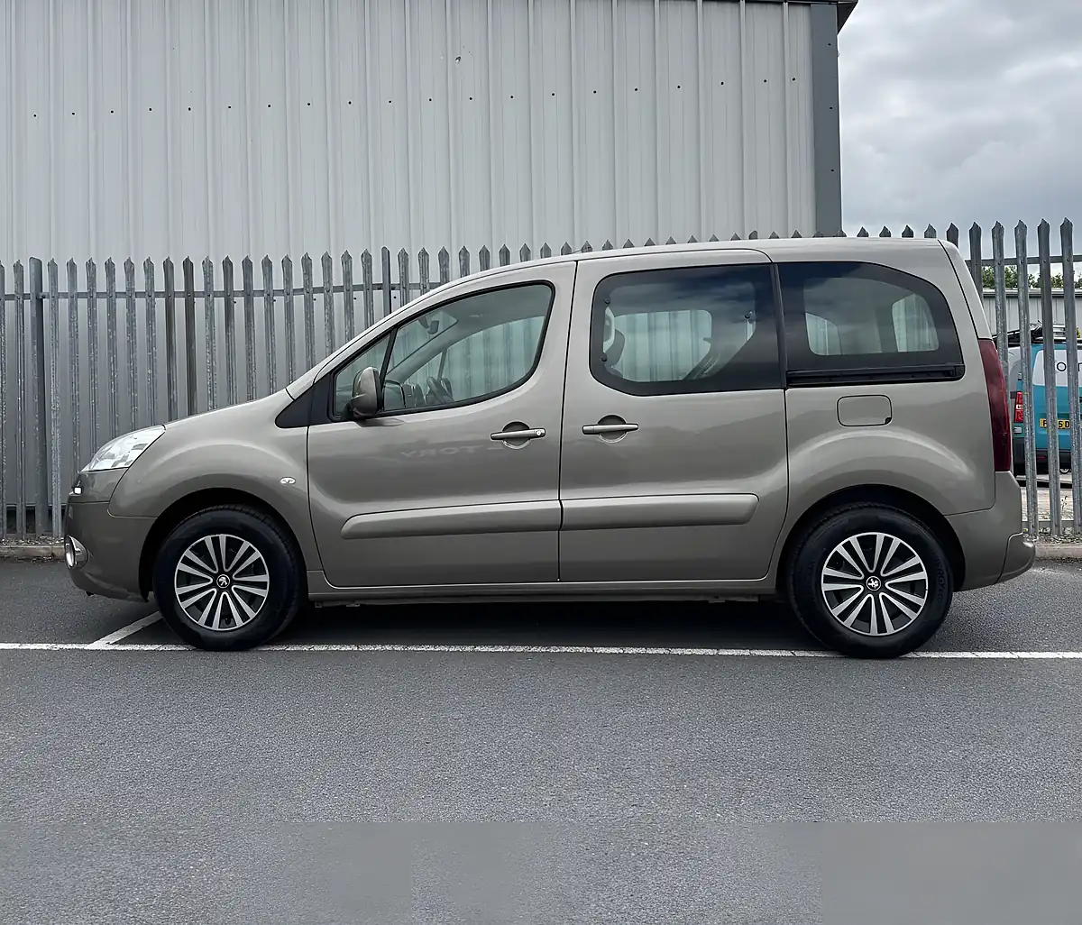 Used 2014 Peugeot Partner Tepee S Bronze - Interior and Exterior details 8