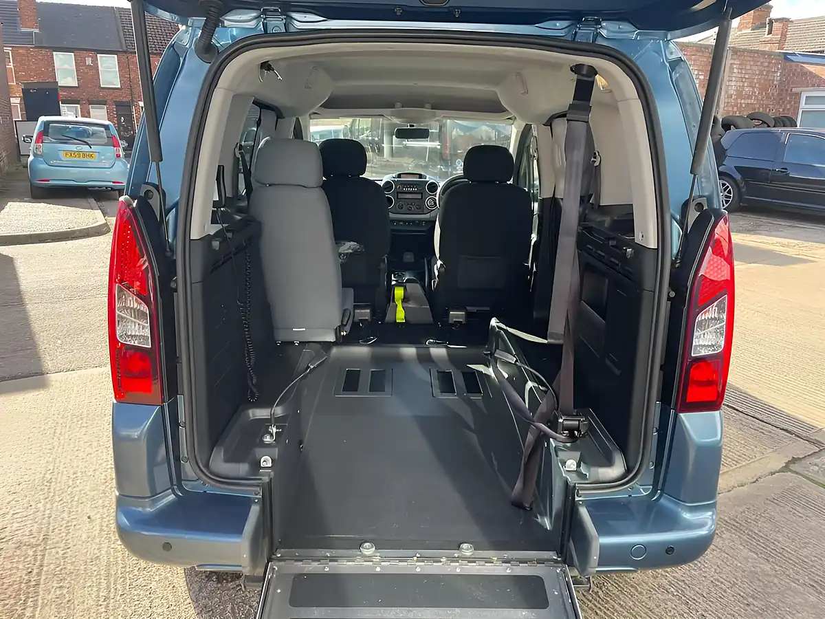 Used 2014 Peugeot Partner Tepee Tepee S Blue - Interior and Exterior details 18