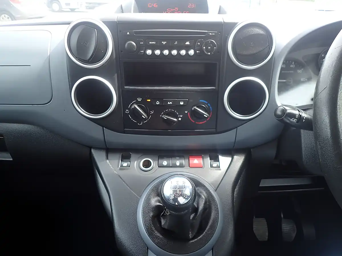 Used 2014 Peugeot Partner Tepee Tepee S Brown - Interior and Exterior details 9