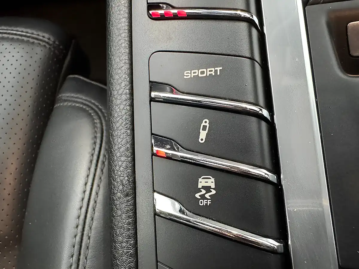 Used 2014 Porsche Macan S Black - Interior and Exterior details 16
