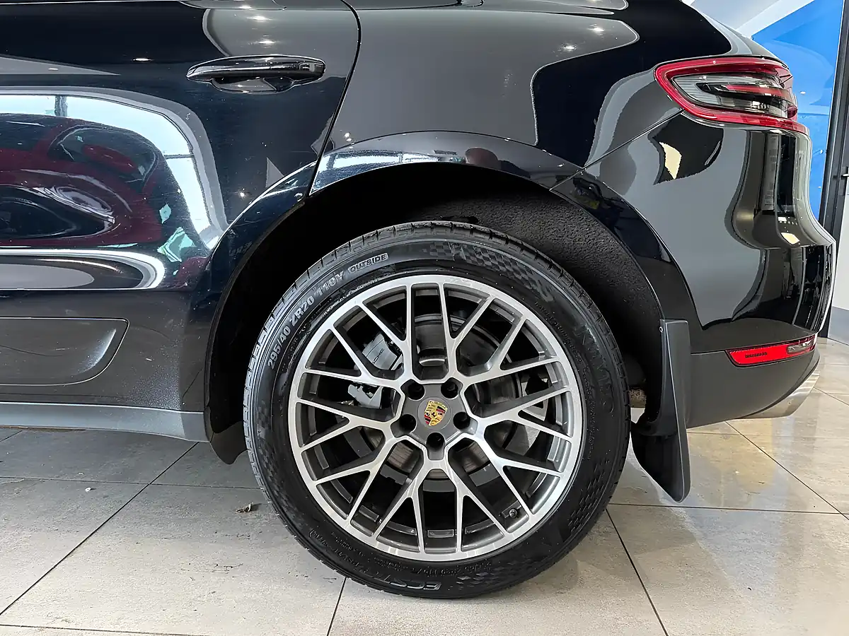Used 2014 Porsche Macan S Black - Interior and Exterior details 7