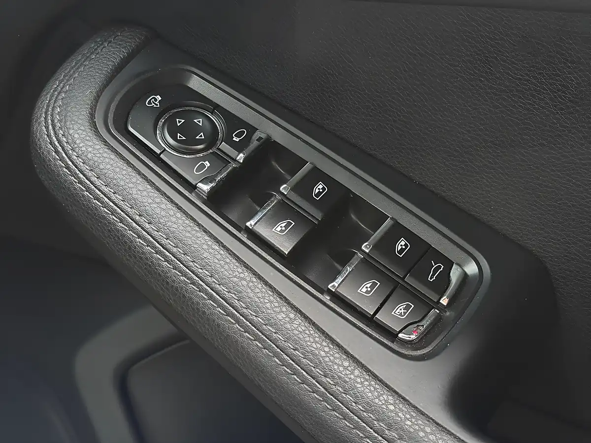 Used 2014 Porsche Macan S White - Interior and Exterior details 15
