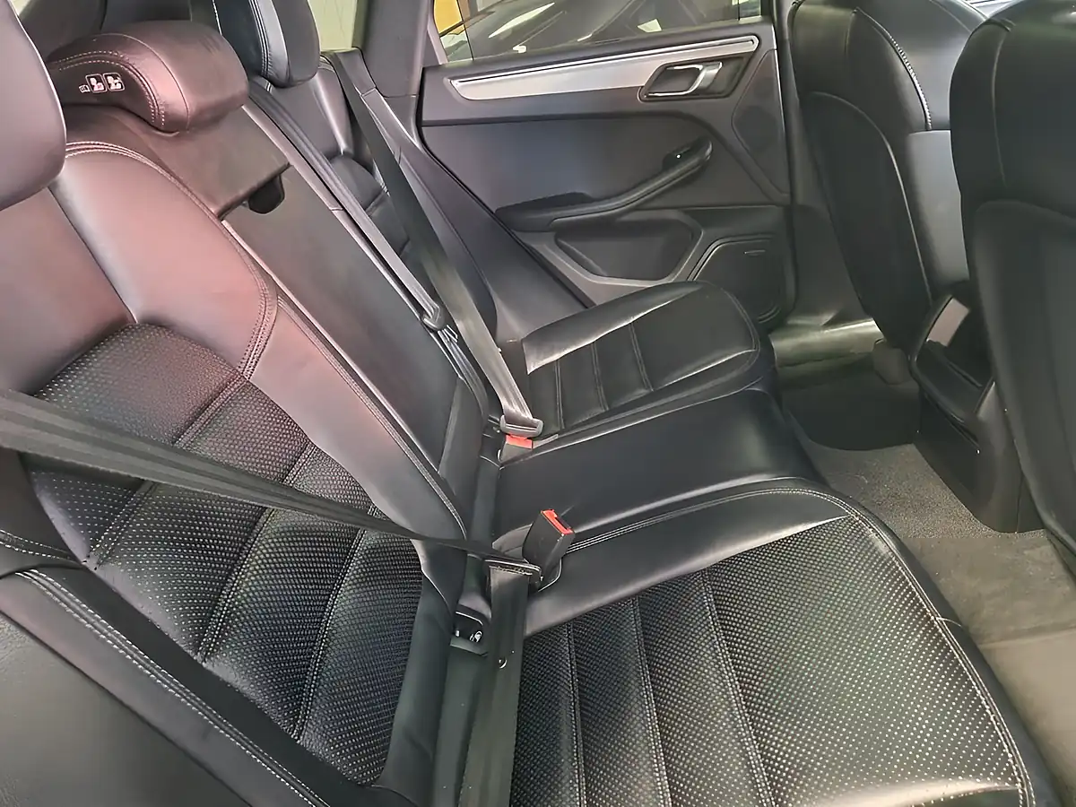 Used 2014 Porsche Macan Turbo Silver - Interior and Exterior details 16