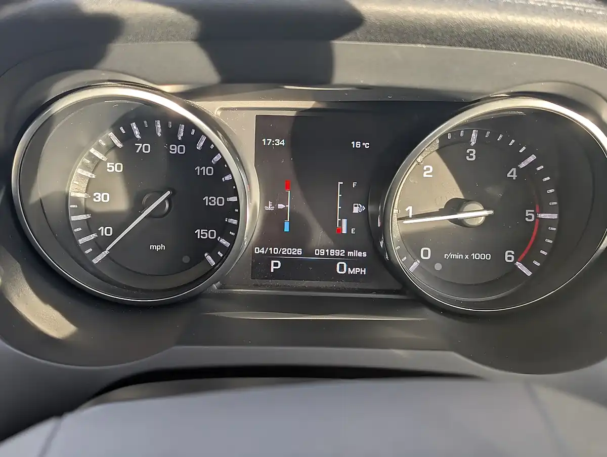 Used 2014 Range Rover Evoque Pure Pearl Black - Interior and Exterior details 15