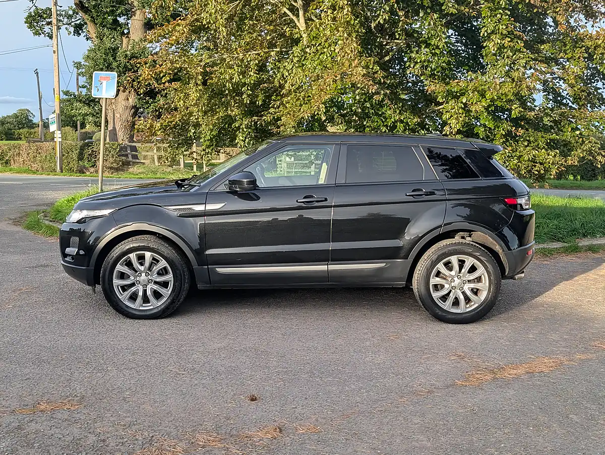 Used 2014 Range Rover Evoque Pure Pearl Black - Interior and Exterior details 5