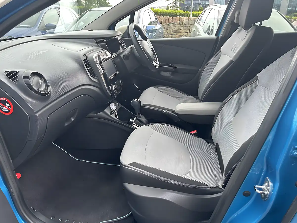 Used 2014 Renault Captur Blue - Interior and Exterior details 11