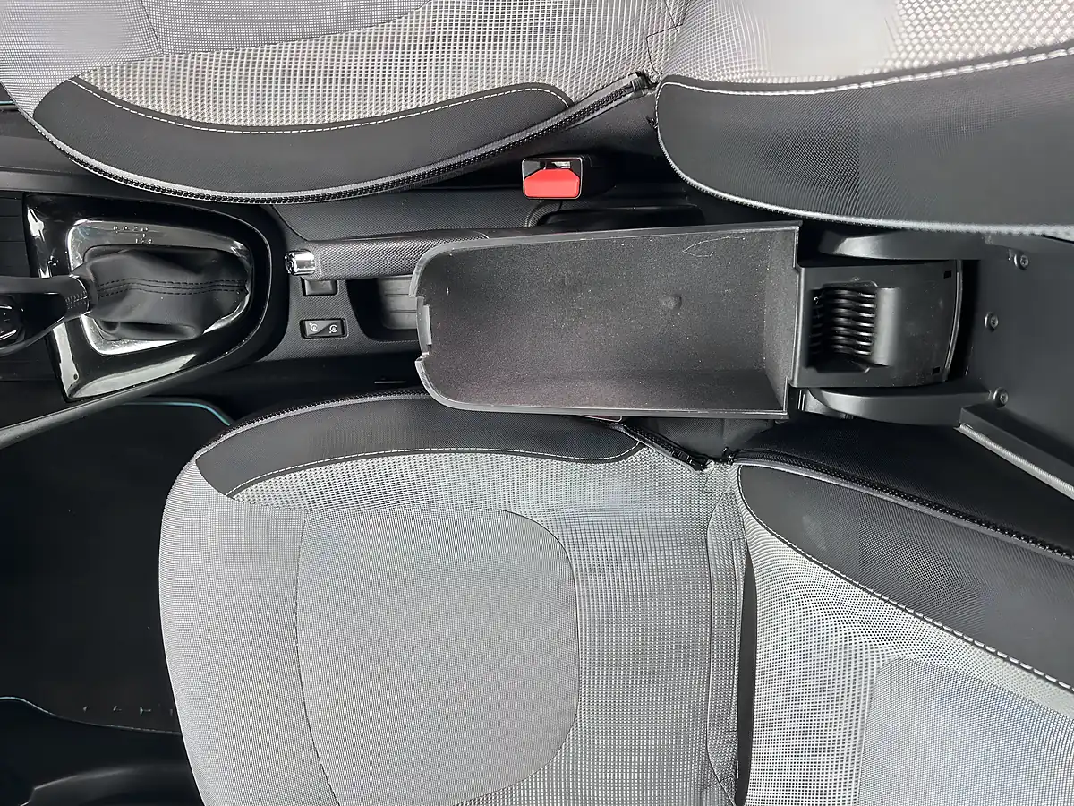 Used 2014 Renault Captur Blue - Interior and Exterior details 12