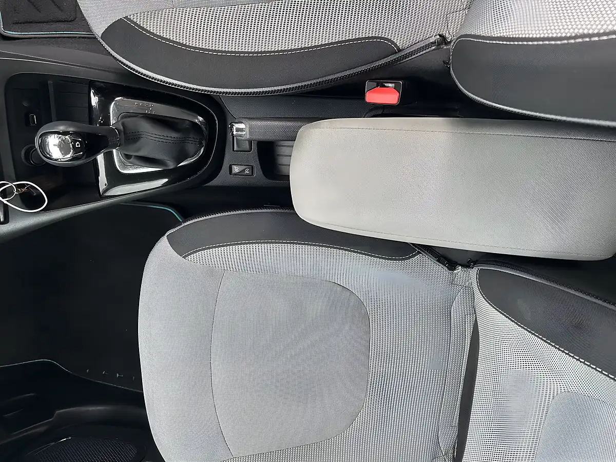 Used 2014 Renault Captur Blue - Interior and Exterior details 13