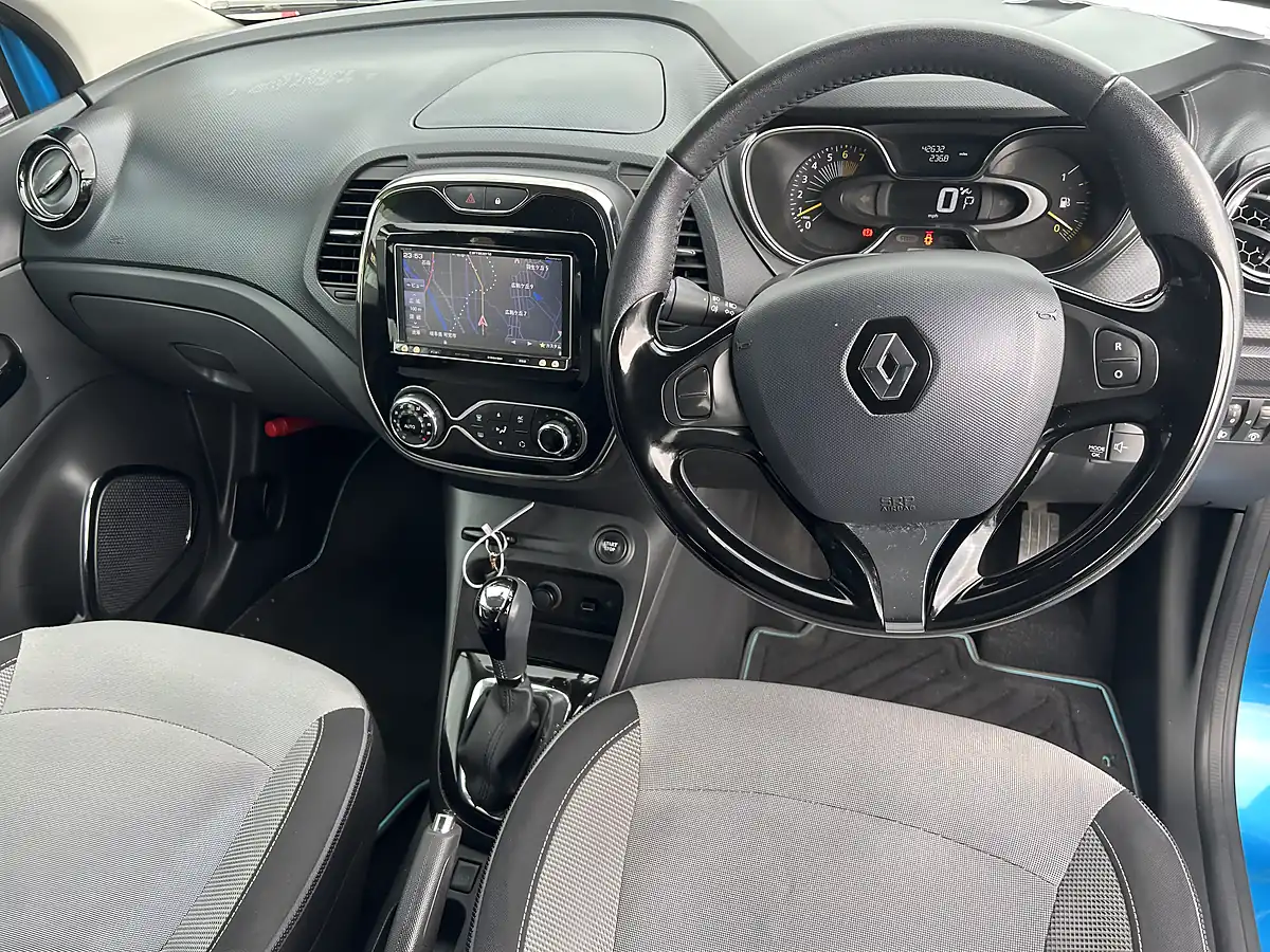 Used 2014 Renault Captur Blue - Interior and Exterior details 14