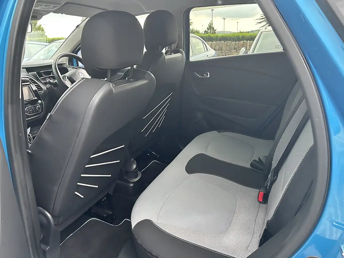 Used 2014 Renault Captur Blue - Interior and Exterior details 18
