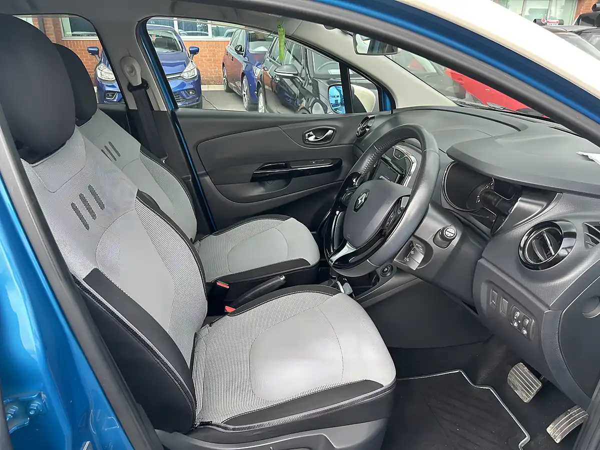 Used 2014 Renault Captur Blue - Interior and Exterior details 3