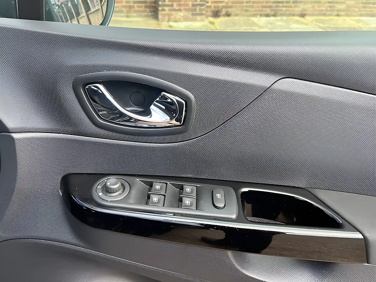 Used 2014 Renault Captur Dynamique Medianav Black - Interior and Exterior details 11