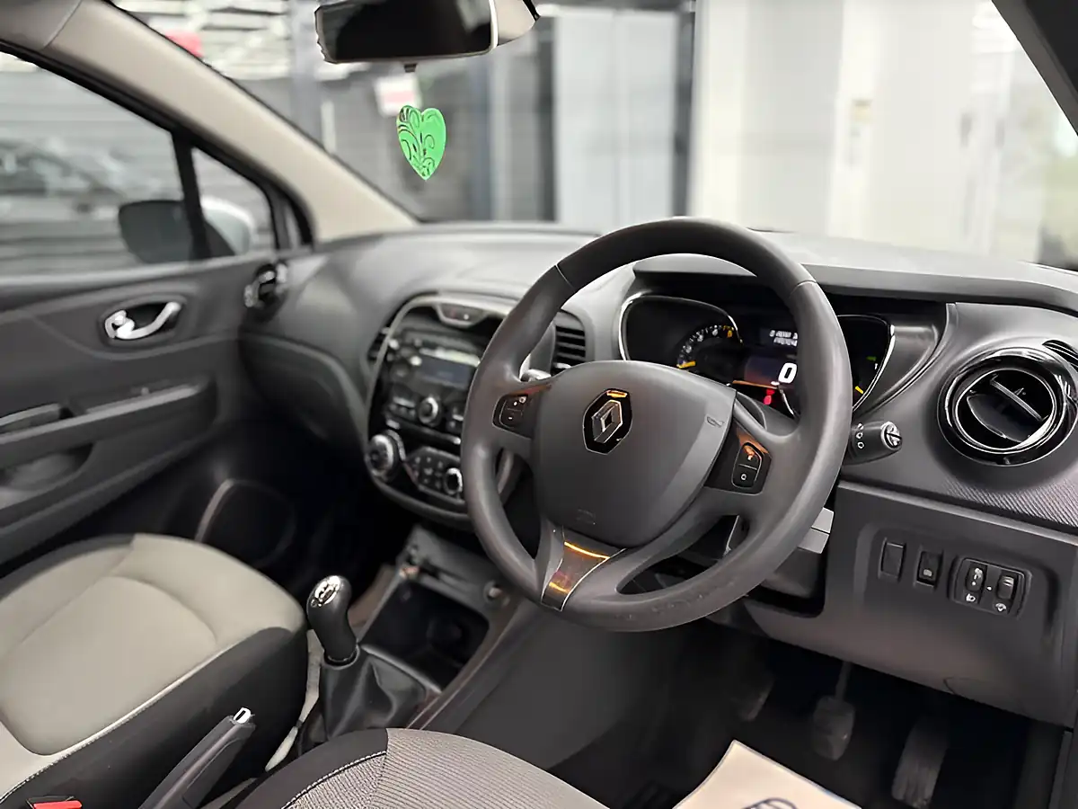 Used 2014 Renault Captur Expression + Convenience Silver - Interior and Exterior details 11