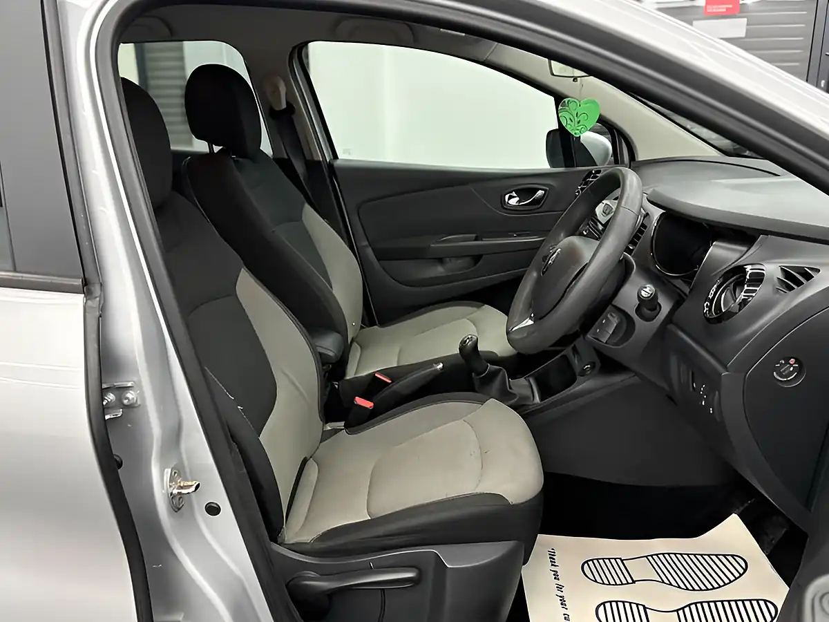 Used 2014 Renault Captur Expression + Convenience Silver - Interior and Exterior details 12