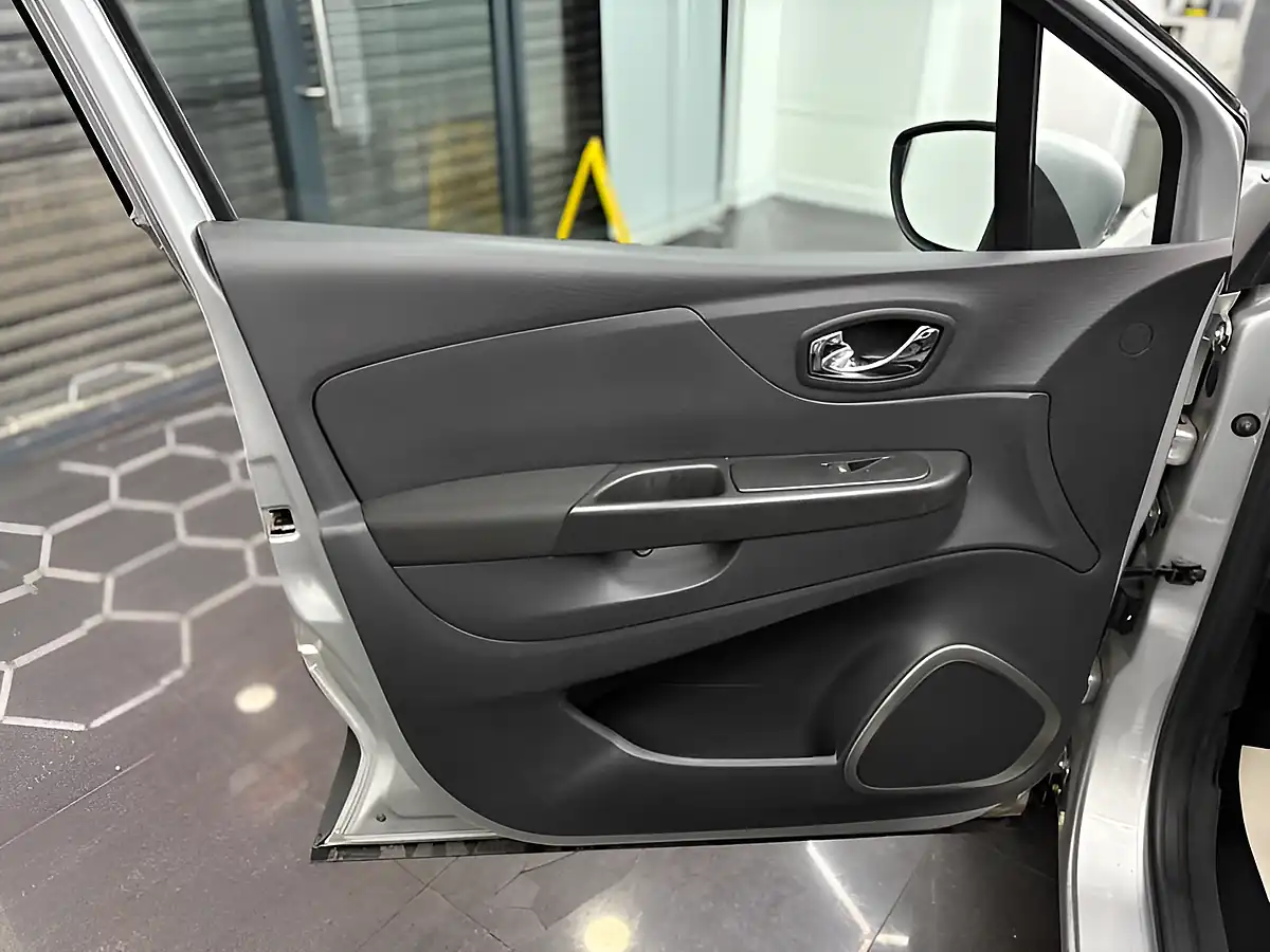 Used 2014 Renault Captur Expression + Convenience Silver - Interior and Exterior details 14