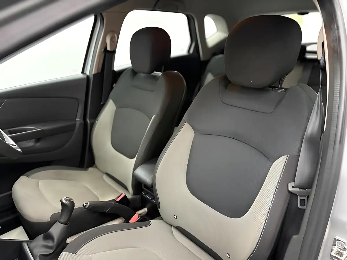 Used 2014 Renault Captur Expression + Convenience Silver - Interior and Exterior details 16