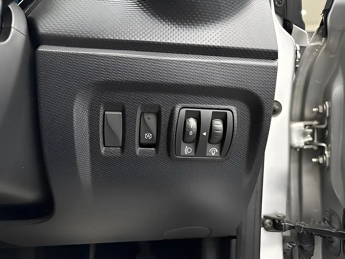 Used 2014 Renault Captur Expression + Convenience Silver - Interior and Exterior details 17