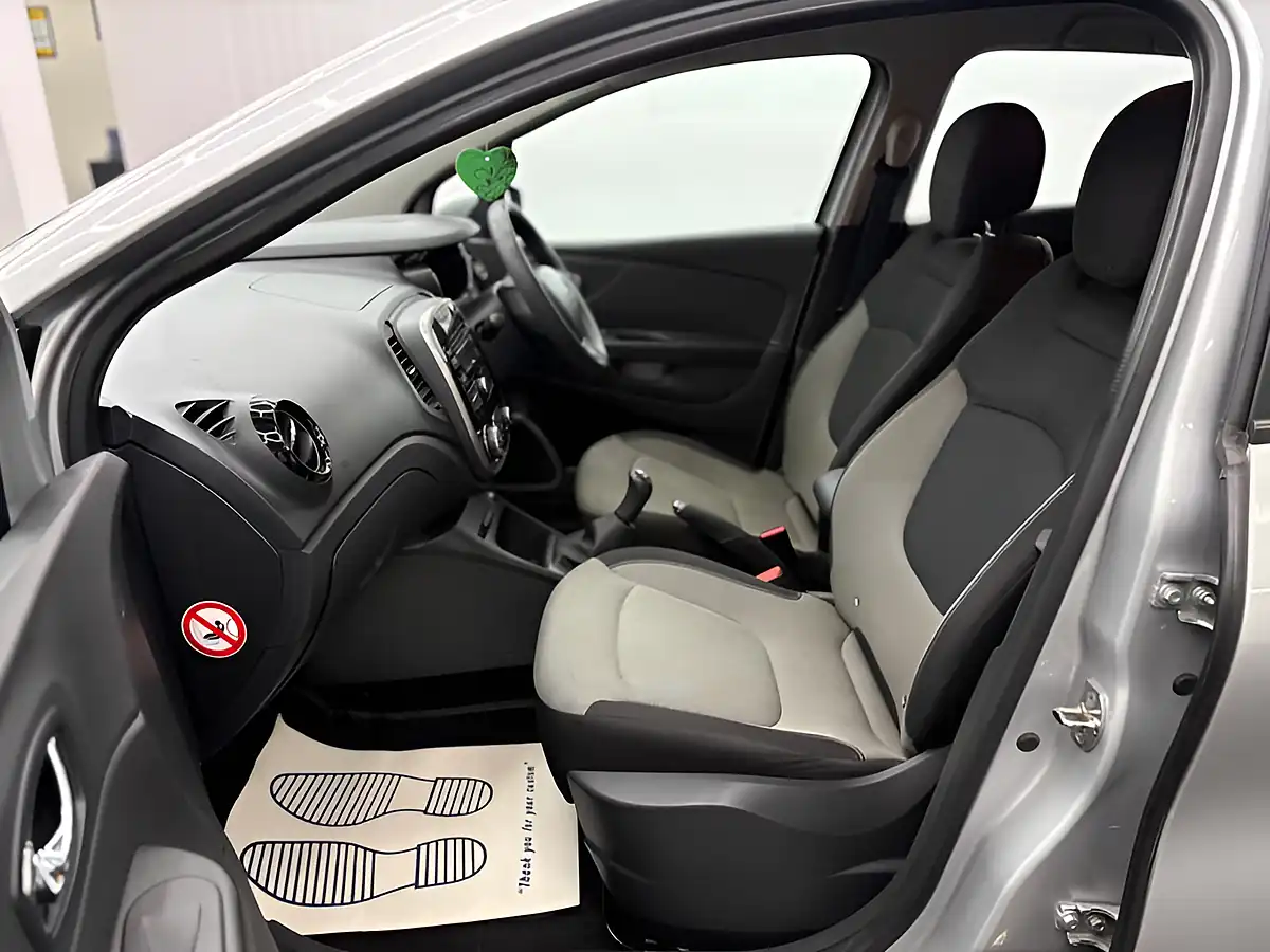 Used 2014 Renault Captur Expression + Convenience Silver - Interior and Exterior details 18