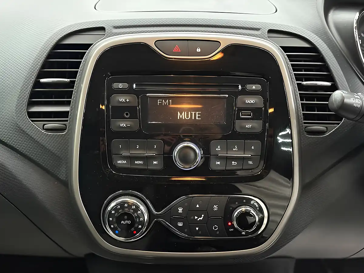Used 2014 Renault Captur Expression + Convenience Silver - Interior and Exterior details 19