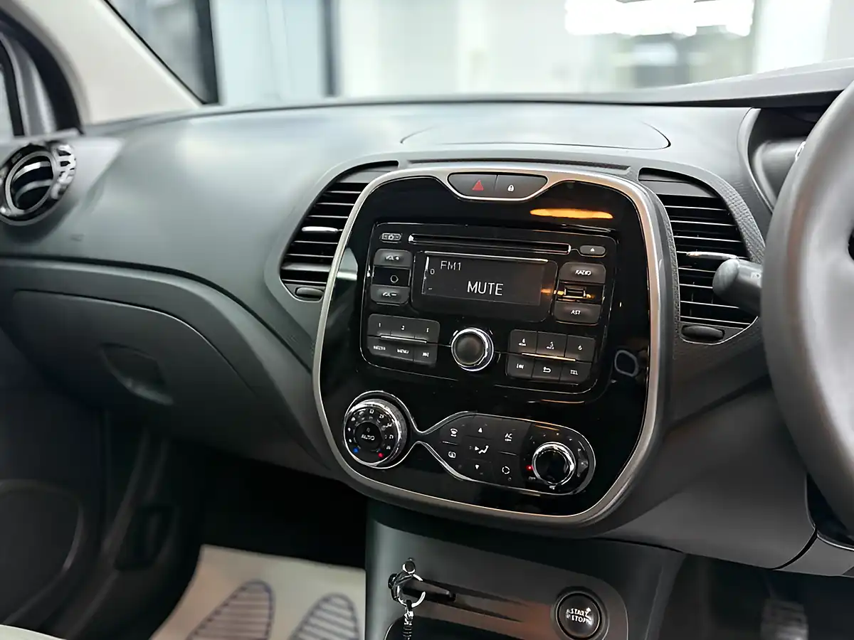 Used 2014 Renault Captur Expression + Convenience Silver - Interior and Exterior details 20